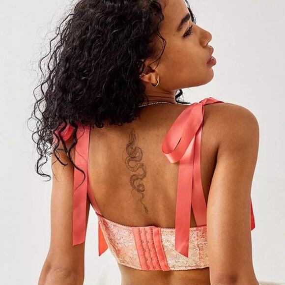 Urban Outfitters Out From Under Yvonne Lace Bow Cropped Corset size S - Picture 3 of 11